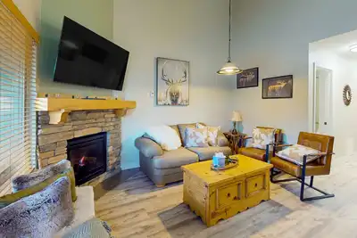 Image de Mountain-view condo near skiing with fireplace