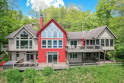 Image de New: Stunning Mountain Lake Home