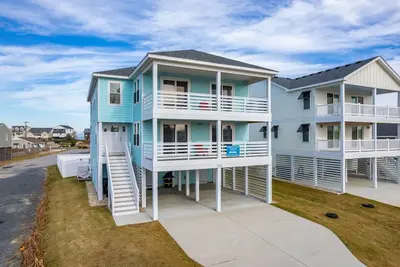 Image de Ocean Breeze: Oceanside with Views, Elevator, Private Pool, Large fenced in Yard