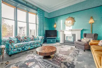 Image de 12a Queen's Gardens - Stunning town centre sleeps 7 apartment