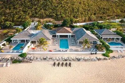 Image de La Perla Estate - 7 Br Luxury Beachfront Villa with utmost privacy