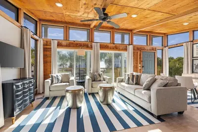 Image de Dry Dock: Your Cozy Beachside Retreat at 612 Eastern Lake Rd