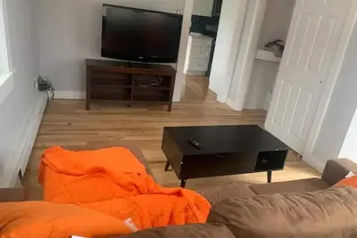 Image de Cozy 2-bedroom apartment, New bathroom, New kitchen, washer and dryer in unit. \n\n