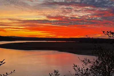 Image de Stunning dog-friendly lakefront home with balcony, Ac, W/D, & incredible views