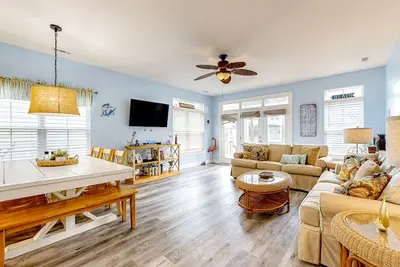 Image de Ocean-view home 1 row back from beach with walkable location