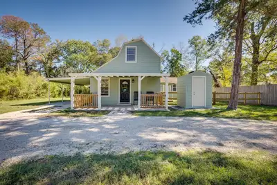 Image de Pet-Friendly Conroe Hideaway w\/ Porch & Fire Pit
