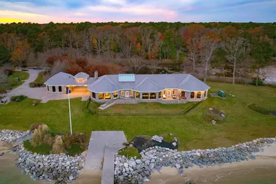 Image de Bay Estate by AvantStay | Waterfront, Private Pond