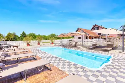 Image de Belle maison à Budrovac avec Wi-Fi