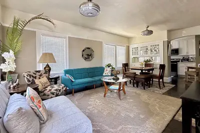 Image de Family/Group Friendly*Fast WiFi*Fre Parking*Private Yd/Patio, Centrally located urban oasis * fast