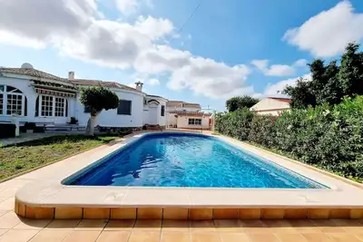 Image de Charmante Villa avec Piscine Privée à Urb La Siesta - Torrevieja