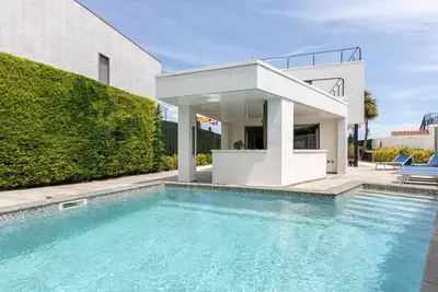 Image de Maison moderne avec piscine, clim, wifi et parking Ă Sant Pere Pescador