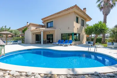 Image de Maison en bord de mer avec piscine privée, clim, Wi-Fi, jardin et barbecue - Idéal familles 8 pers.