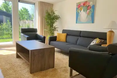 Image de The new and luxurious six-person bungalow exudes a wonderfully relaxed holiday feeling. Enjoy the space in this holiday villa and the beautiful view of your terrace through the large windows.