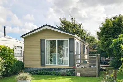 Image de After a day at the beach or a visit to one of the villages or towns in the area, it is wonderful to come home to this 4-person chalet. Would you like to bring your dog? He is very welcome in this chalet!