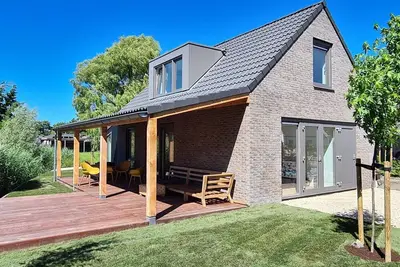 Image de Bungalow with large terrace and a beautiful view over a lake. Here you can relax! The real holiday feeling.
