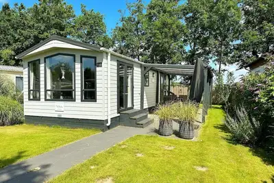 Image de A brand new chalet on the edge of our park with a beautiful view of the Valkkogerdijk.