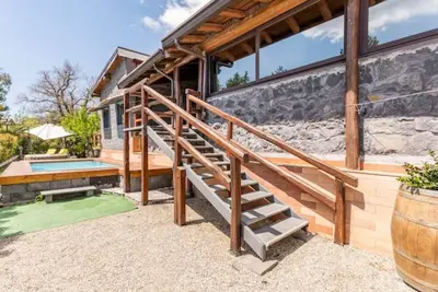 Image de Benvenuti a Villa Gorna, un'oasi immersa nel verde tra l'Etna e il mare.