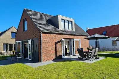 Image de The brand new bungalow naturally feels completely at home in nature, enjoying the luxurious outdoor life.