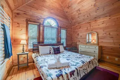 Image de Pet Friendly-Game Room -Sleeps 8-Hot Tub -FirePit\n
