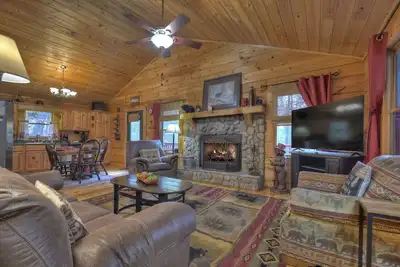 Image de Papa Bear's Den is a lovely pet friendly cabin rental in Blue Ridge with a hot tub, firepit and hiking nearby