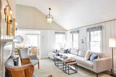 Image de Stylish Getaway! Easy walk to Neighborhood Beach!