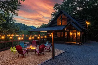 Image de Spectacular view, hot tub, 2 fire pits, game room, dog-friendly!