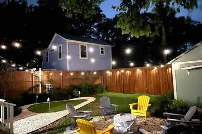 Image de Historic district- yard, putting green, firepit
