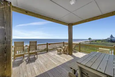 Image de \"Bolivar Beachfront Bliss\" Beachfront home 5 bedroom 4. 5 bath Cargo Lift