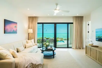 Image de Expansive and spacious 3 Bedroom Ocean Front Suite!