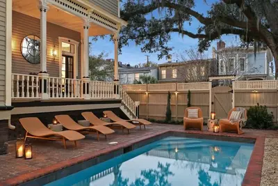 Image de Large Contemporary Savannah Retreat | Near Forsyth Park