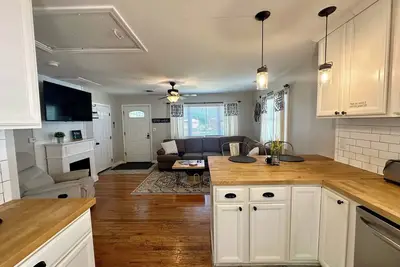 Image de Cozy Cottage with Walkability to Downtown Grove City