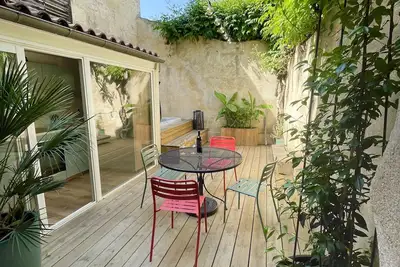 Image de Maison centre-ville avec jacuzzi et parking