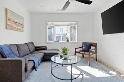 Image de Renno Upstairs King Bed | 15 Min to Dc | Views