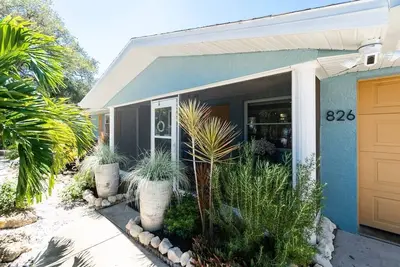 Image de Tropical house and pool - 1/2 mile away from beach