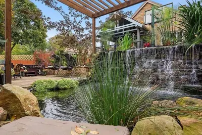 Image de Steel City Retreat - Hot Tub-Fire Pit-Pet-Friendly-Koi Pond