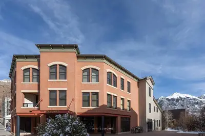 Image de Modern Winter Condo By InvitedHome | Downtown, Mountain Views, Walk to Ski