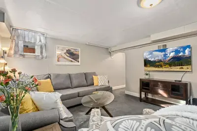 Image de Cozy Abode on Mountain Ave – Walk to Old Town!