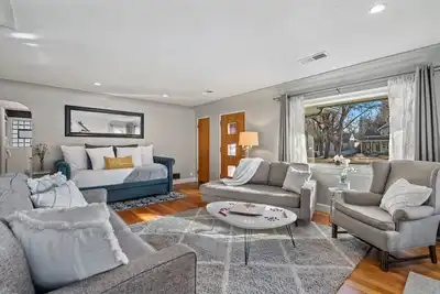 Image de Historic Mountain Ave Bungalow – Walk Everywhere!