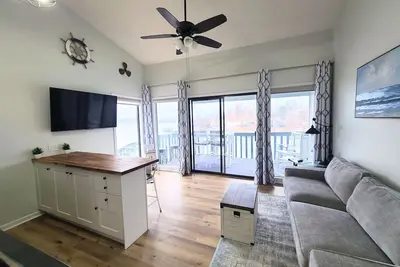 Image de Amazing Lake Views! ! Top Floor, remodeled w/ Boat slip, Pool, Laundry