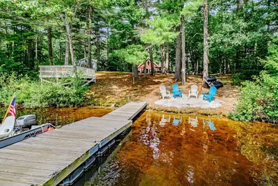 Image de Lakefront dog-friendly home with dock, waterfront deck, wood fireplace, & W/D
