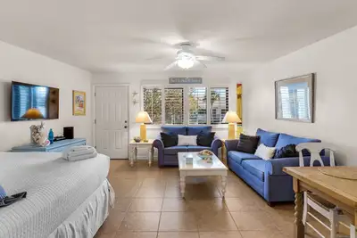 Image de 2nd Floor Studio for 4, Pool, 300 Yds to the Beach + Free Attraction Tickets!