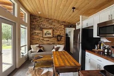 Image de Tiny Home Cabin. Farm animals. National Parks. , The Pinnacles & Hollister Hills