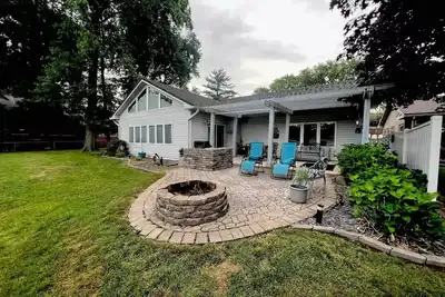 Image de The Main Lake House - Lake Front - Lake Freeman - Patio, Fire Pit, Dock, Grill