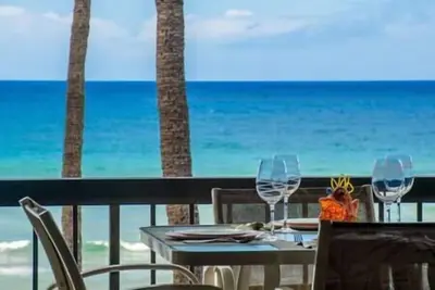 Image de Top floor oceanfront 2 bedroom condo, with expansive views