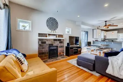 Image de Beautiful, Big, Bungalow! Near Dt! All the Extras!