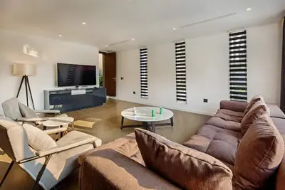 Image de Beachfront Bliss: 6-Br Villa in five-star resort