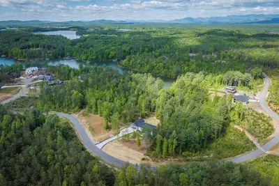Image de Waterfront home in a beautiful lake James gated community!