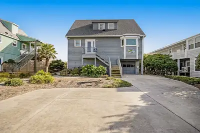 Image de Oceanfront home with direct beach access, amazing views, deck, grill, & W/D