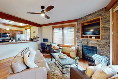 Image de Enchanting mountain retreat with pools, hot tubs, fireplace, balcony, & Wfh area