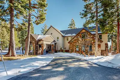 Image de Stunning lakefront villa with hot tub, large patio, firepit & views